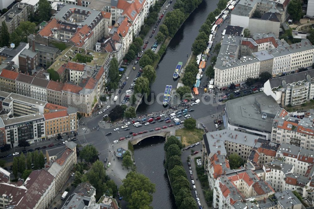 Berlin von oben - Kottbusser Brücke über den Landwehrkanal am Maybachufer in Berlin im Bundesland Berlin