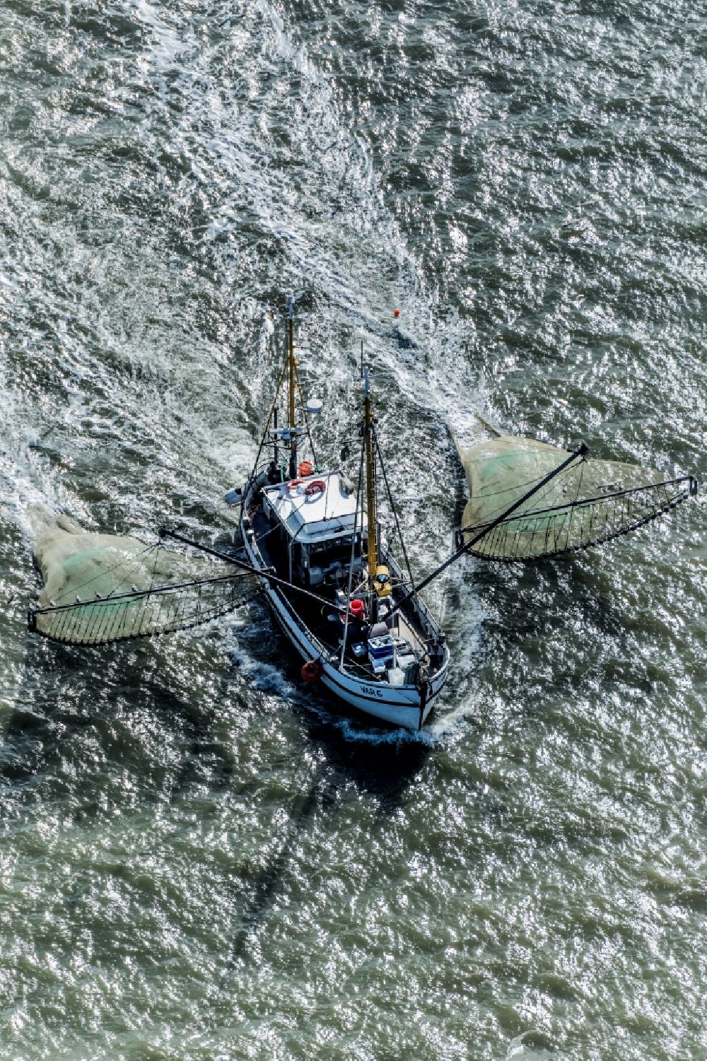 Büsum aus der Vogelperspektive: Krabbenkutter in Fahrt auf der Nordsee in Büsum im Bundesland Schleswig-Holstein