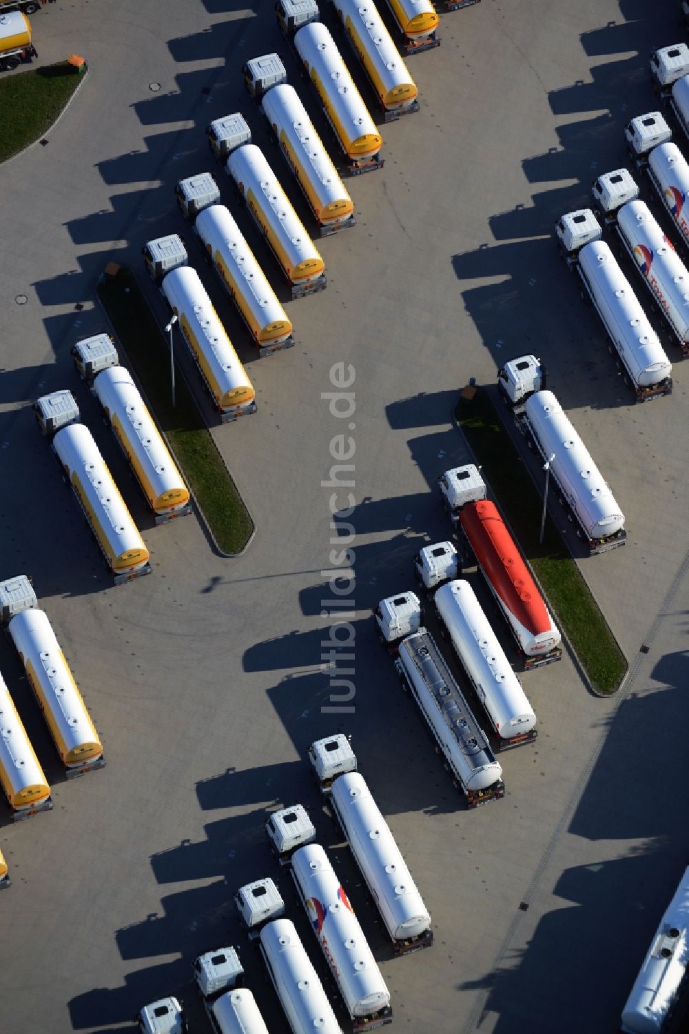 Seefeld aus der Vogelperspektive: Kraftfahrzeug- Parkplatz- Fläche mit Reihen abgestellter LKW- Tankfahrzeuge in Seefeld im Bundesland Brandenburg