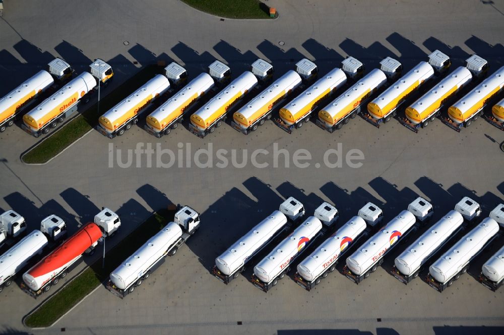 Luftaufnahme Seefeld - Kraftfahrzeug- Parkplatz- Fläche mit Reihen abgestellter LKW- Tankfahrzeuge in Seefeld im Bundesland Brandenburg