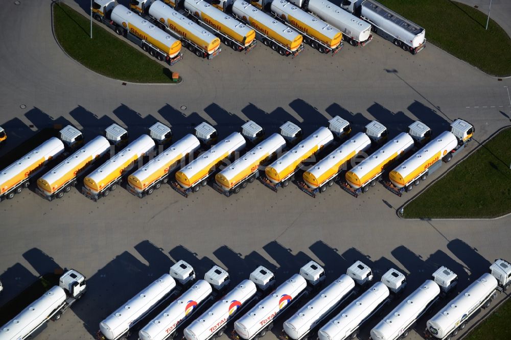 Seefeld von oben - Kraftfahrzeug- Parkplatz- Fläche mit Reihen abgestellter LKW- Tankfahrzeuge in Seefeld im Bundesland Brandenburg
