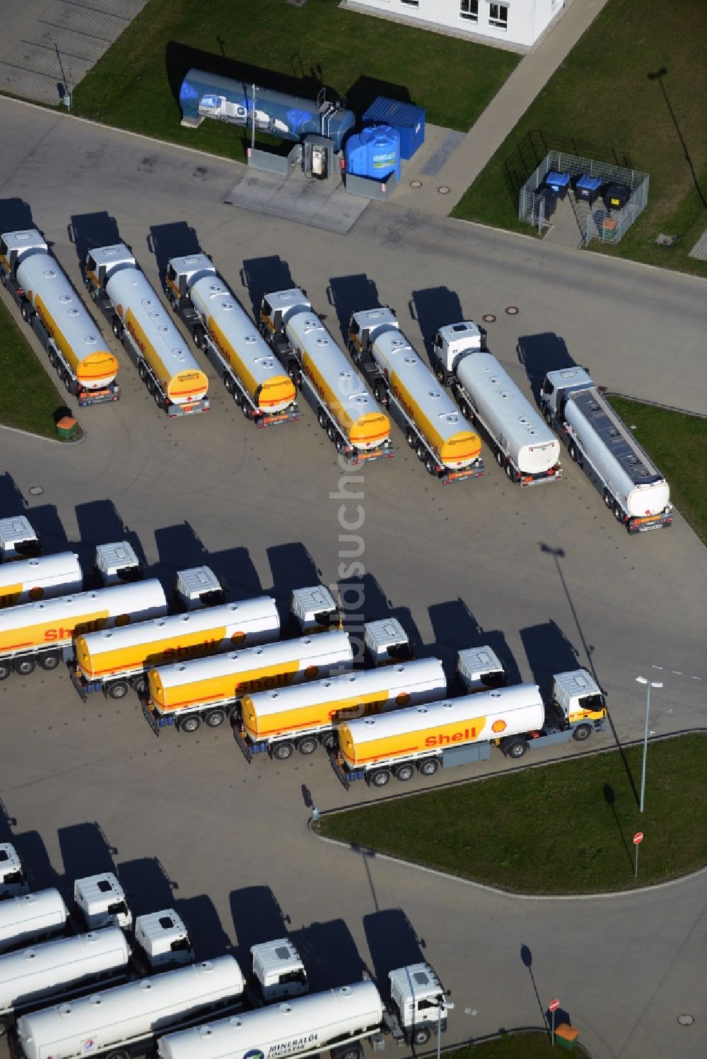 Luftbild Seefeld - Kraftfahrzeug- Parkplatz- Fläche mit Reihen abgestellter LKW- Tankfahrzeuge in Seefeld im Bundesland Brandenburg