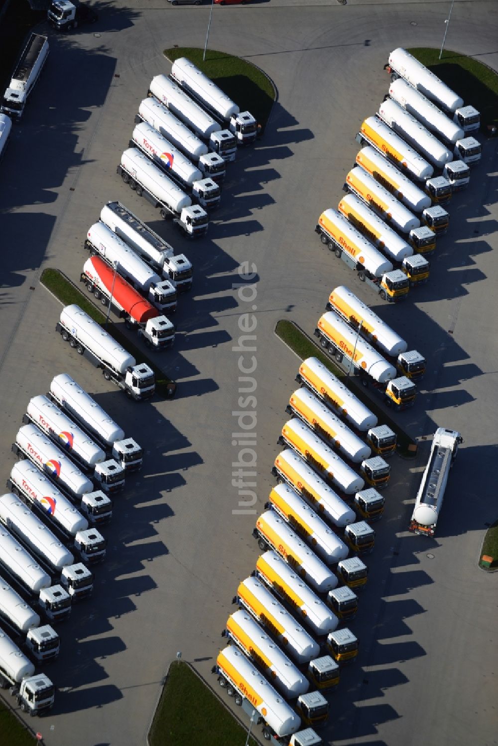 Luftbild Seefeld - Kraftfahrzeug- Parkplatz- Fläche mit Reihen abgestellter LKW- Tankfahrzeuge in Seefeld im Bundesland Brandenburg