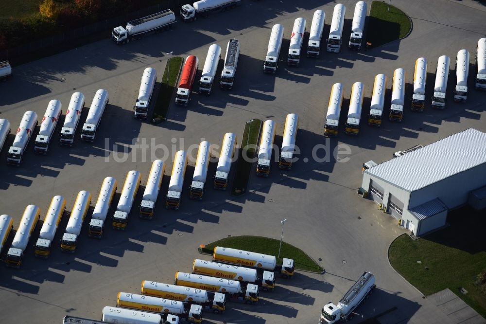 Seefeld von oben - Kraftfahrzeug- Parkplatz- Fläche mit Reihen abgestellter LKW- Tankfahrzeuge in Seefeld im Bundesland Brandenburg