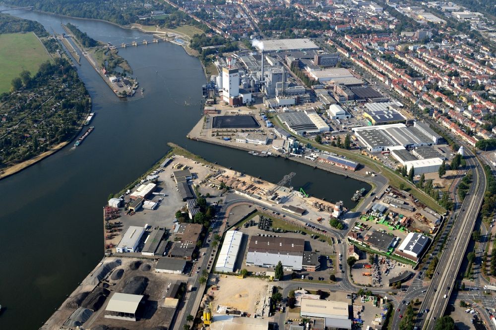 Bremen aus der Vogelperspektive: Kraftwerksanlagen des Heizkraftwerkes Bremen-Hastedt am Nordufer des Flusses Weser im Stadtteil Hemelingen in Bremen