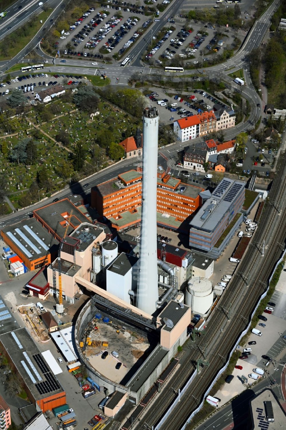 Erlangen aus der Vogelperspektive: Kraftwerksanlagen des Heizkraftwerkes der Erlanger Stadtwerke AG in Erlangen im Bundesland Bayern, Deutschland