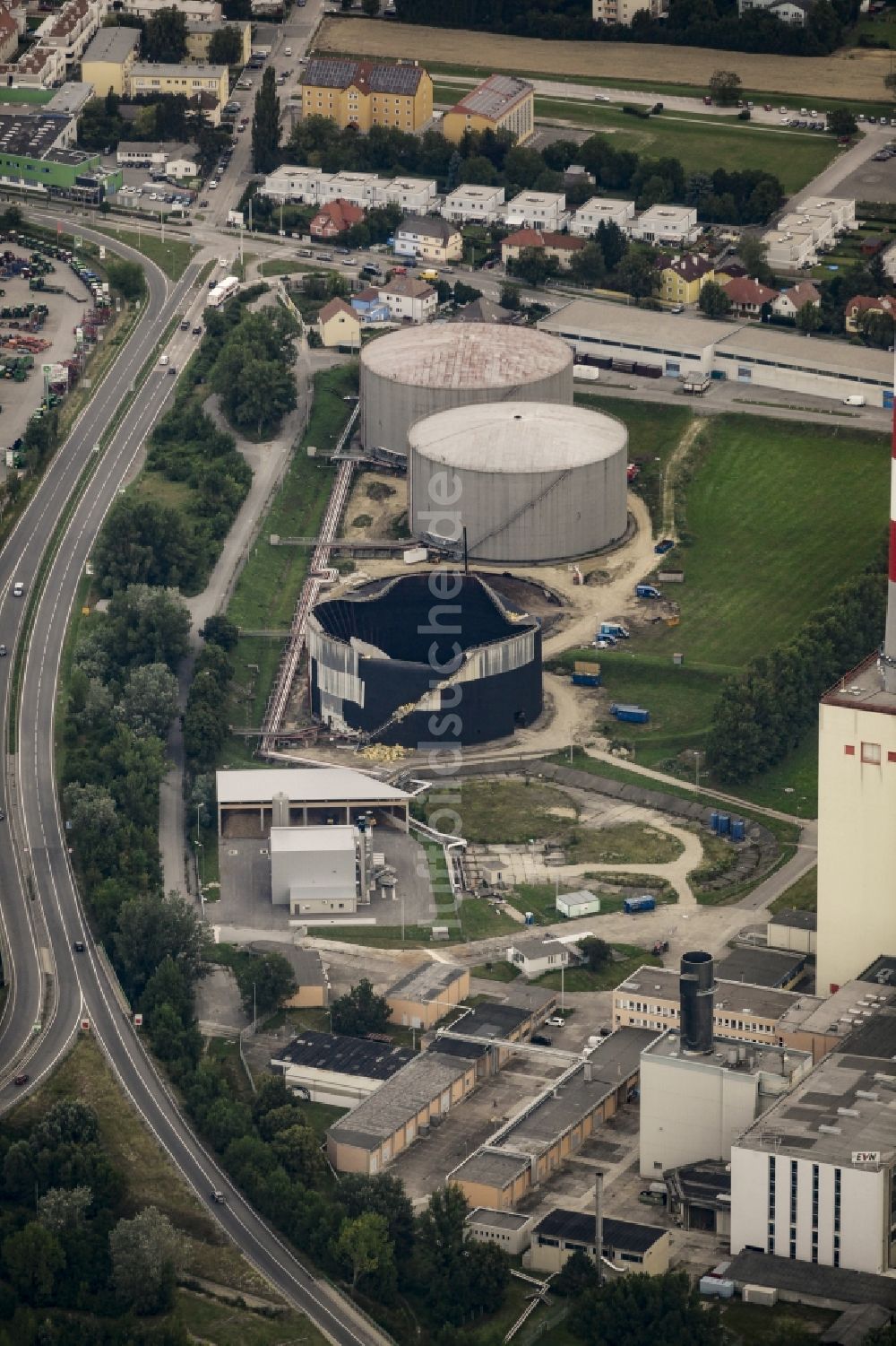 Luftaufnahme Korneuburg - Kraftwerksanlagen des Heizkraftwerkes Korneuburg im Süden von Korneuburg in Niederösterreich, Österreich