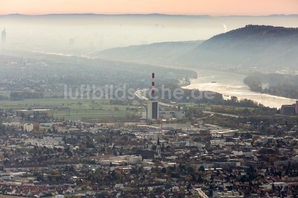 Korneuburg aus der Vogelperspektive: Kraftwerksanlagen des Heizkraftwerkes Korneuburg im Süden von Korneuburg in Niederösterreich, Österreich