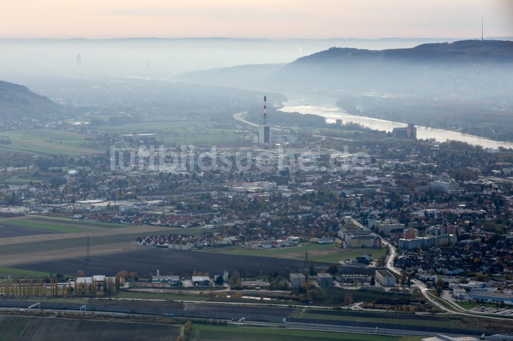 Luftaufnahme Korneuburg - Kraftwerksanlagen des Heizkraftwerkes Korneuburg im Süden von Korneuburg in Niederösterreich, Österreich