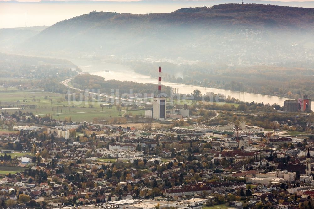 Korneuburg von oben - Kraftwerksanlagen des Heizkraftwerkes Korneuburg im Süden von Korneuburg in Niederösterreich, Österreich