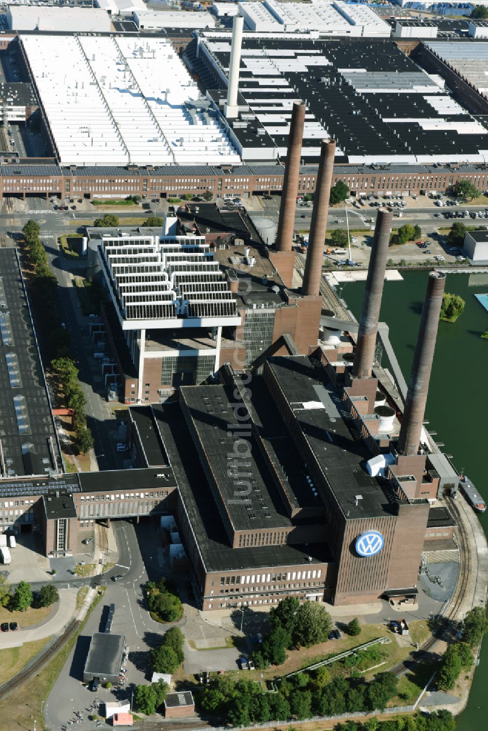Wolfsburg von oben - Kraftwerksanlagen des Heizkraftwerkes der VW Kraftwerk GmbH in Wolfsburg im Bundesland Niedersachsen, Deutschland