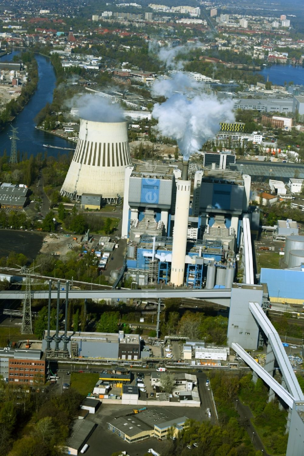 Berlin von oben - Kraftwerksanlagen des Heizkraftwerkes - Kraftwerk Reuter West Großer Spreering in Berlin, Deutschland