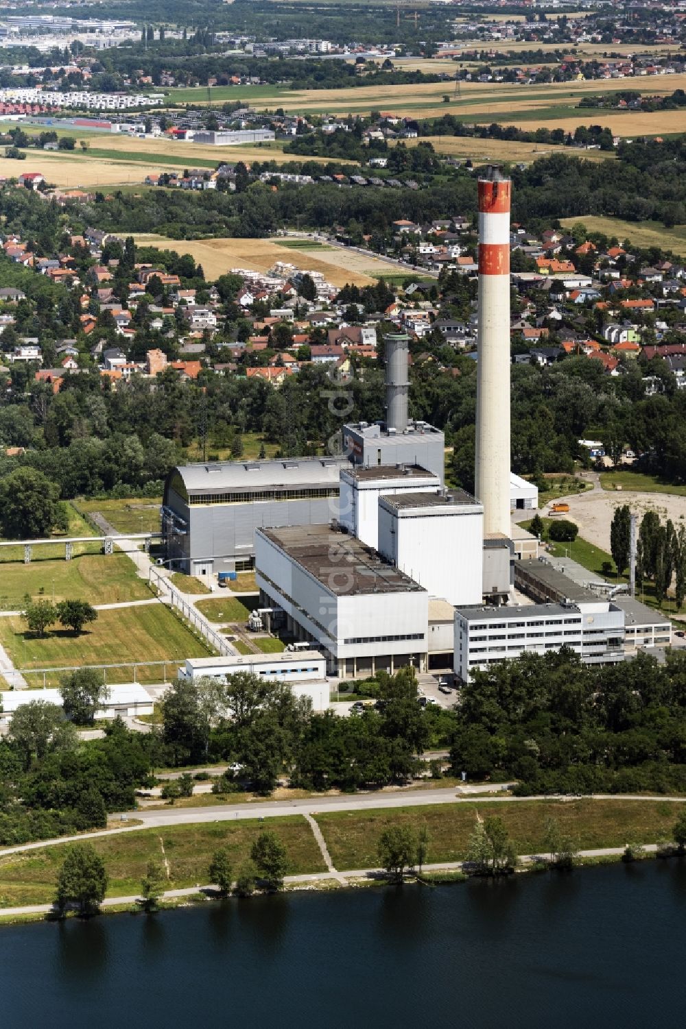 Wien von oben - Kraftwerksanlagen des Heizkraftwerkes KWK-Kraftwek Donaustadt in Wien in Österreich