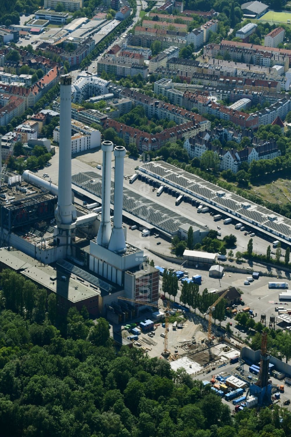 München aus der Vogelperspektive: Kraftwerksanlagen des Heizkraftwerkes Süd in München Sendling im Bundesland Bayern