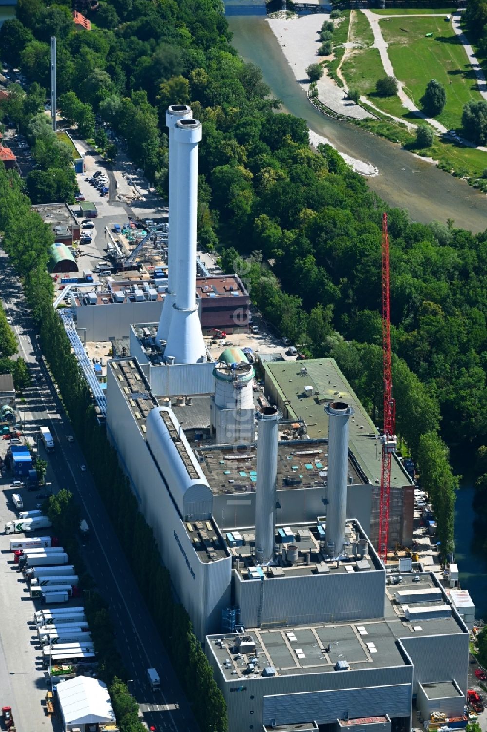München aus der Vogelperspektive: Kraftwerksanlagen des Heizkraftwerkes Süd in München Sendling im Bundesland Bayern