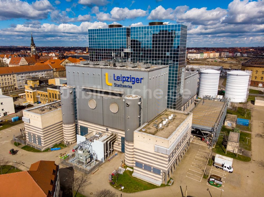 Leipzig von oben - Kraftwerksanlagen des Heizkraftwerkes Stadtwerke Leipzig GmbH - Gas- und Dampfturbinenkraftwerk (GuD) in Leipzig im Bundesland Sachsen, Deutschland