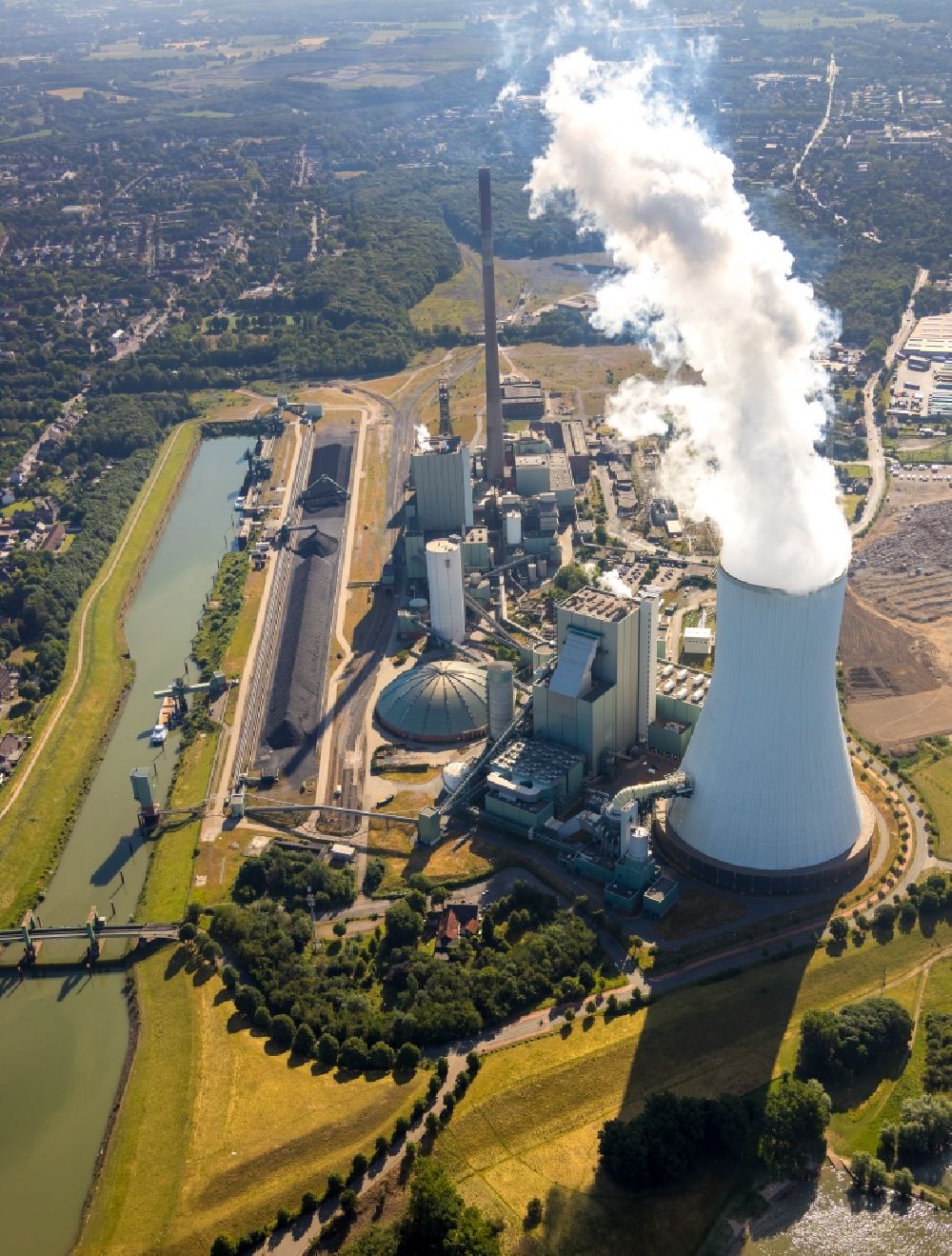 Duisburg von oben - Kraftwerksanlagen des Heizkraftwerkes STEAG Heizkraftwerk Walsum in Duisburg im Bundesland Nordrhein-Westfalen, Deutschland