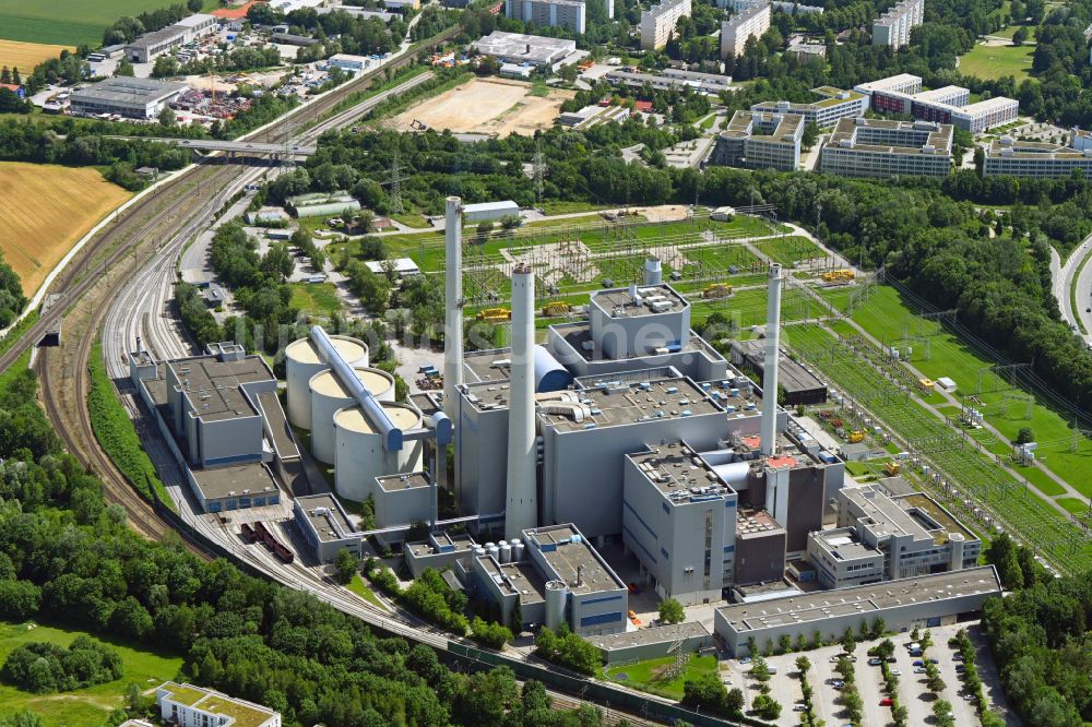 München aus der Vogelperspektive: Kraftwerksanlagen des Heizkraftwerkes SWM Heizkraftwerk Nord in Unterföhring im Bundesland Bayern