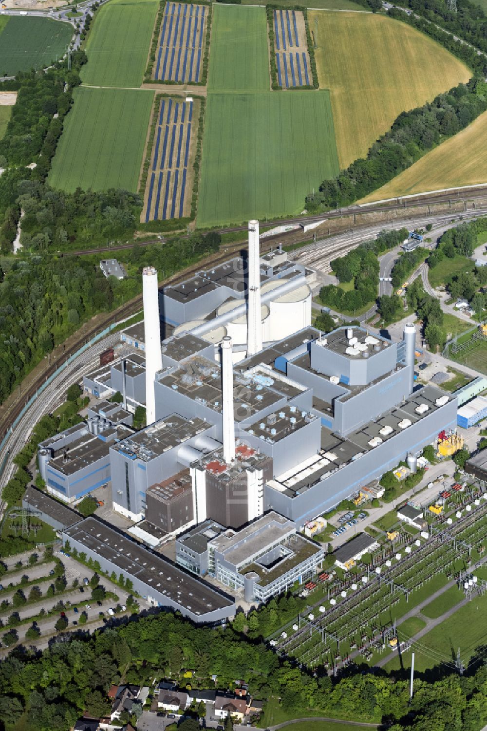 Luftbild München - Kraftwerksanlagen des Heizkraftwerkes SWM Heizkraftwerk Nord in Unterföhring im Bundesland Bayern