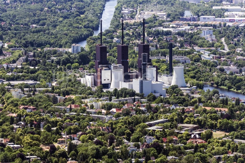 Berlin aus der Vogelperspektive: Kraftwerksanlagen des Heizkraftwerkes Vattenfall Heizkraftwerk Lichterfelde ist ein effizientes und klimafreundliches Gas- und Dampfturbinen-Heizkraftwerk in Berlin, Deutschland