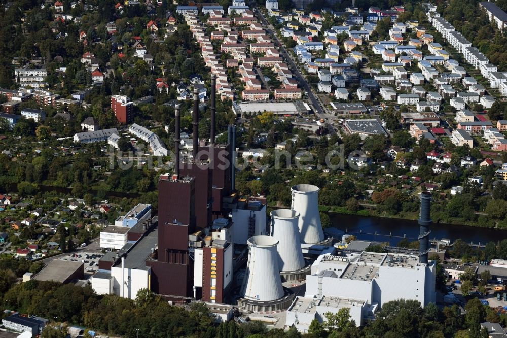 Berlin aus der Vogelperspektive: Kraftwerksanlagen des Heizkraftwerkes Vattenfall Heizkraftwerk Lichterfelde am Ostpreußendamm in Berlin, Deutschland