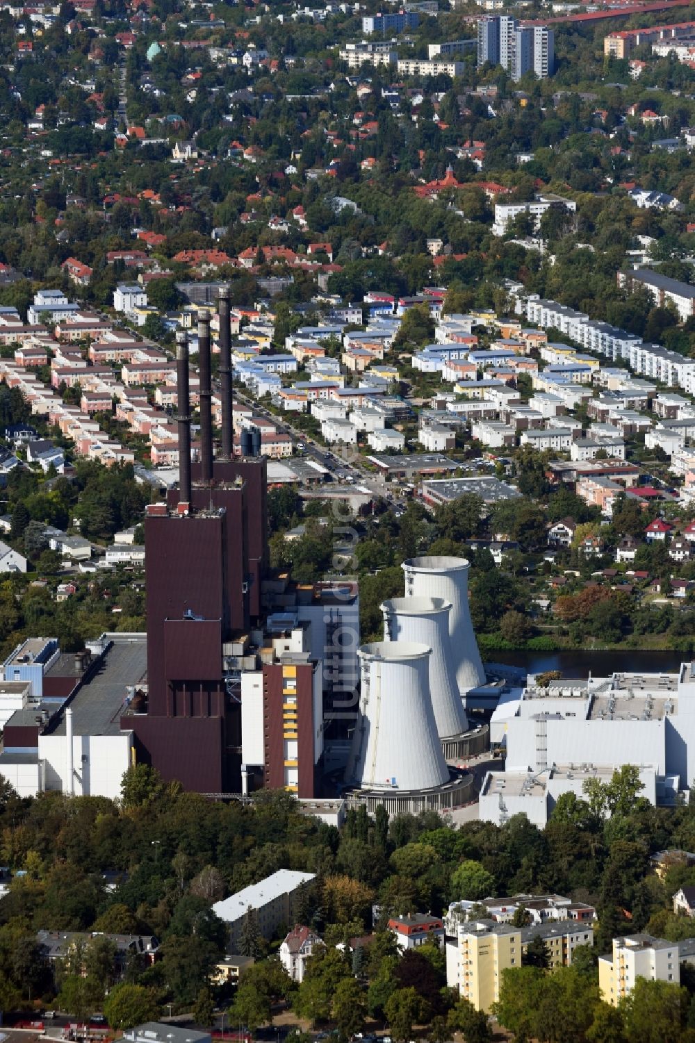 Luftbild Berlin - Kraftwerksanlagen des Heizkraftwerkes Vattenfall Heizkraftwerk Lichterfelde am Ostpreußendamm in Berlin, Deutschland