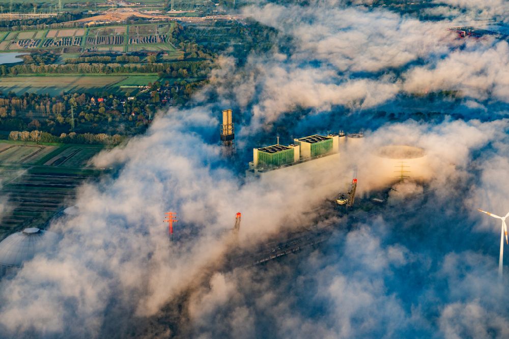 Luftbild Hamburg - Kraftwerksanlagen des Heizkraftwerkes Vattenfall Tiefstack in Hamburg im Morgennebel Moorburg, Deutschland