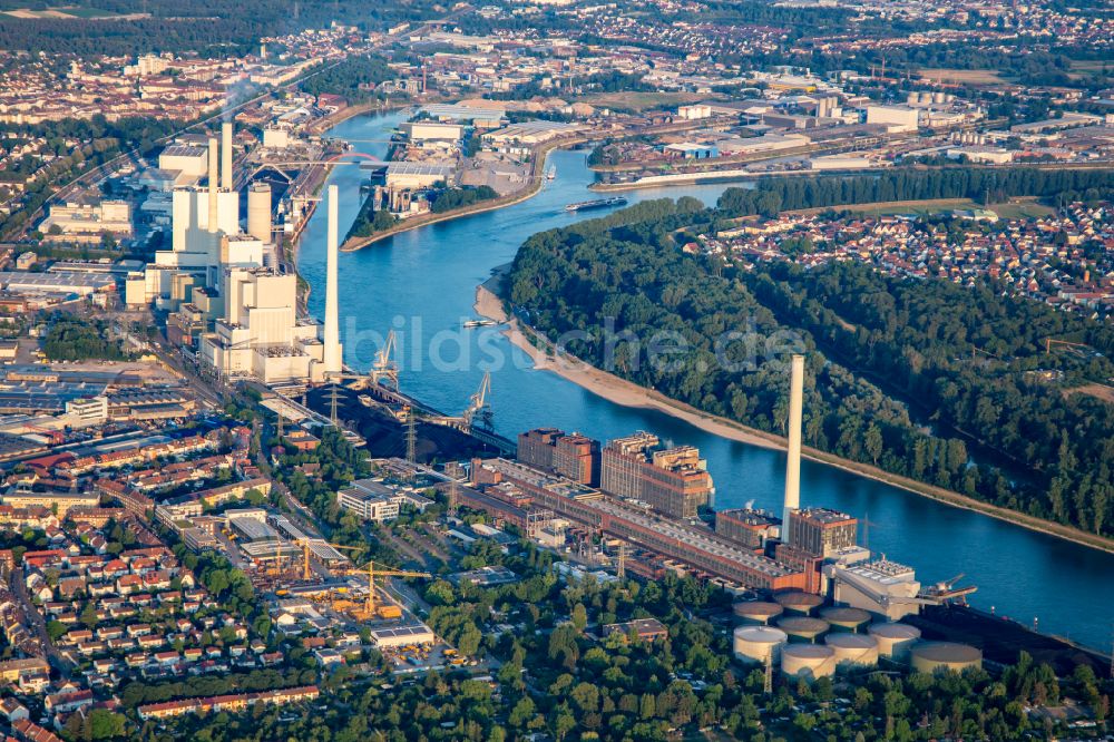 Luftbild Mannheim - Kraftwerksanlagen des Kohle- Heizkraftwerkes Großkraftwerk Mannheim AG am Rhein bei Neckarau in Mannheim im Bundesland Baden-Württemberg, Deutschland