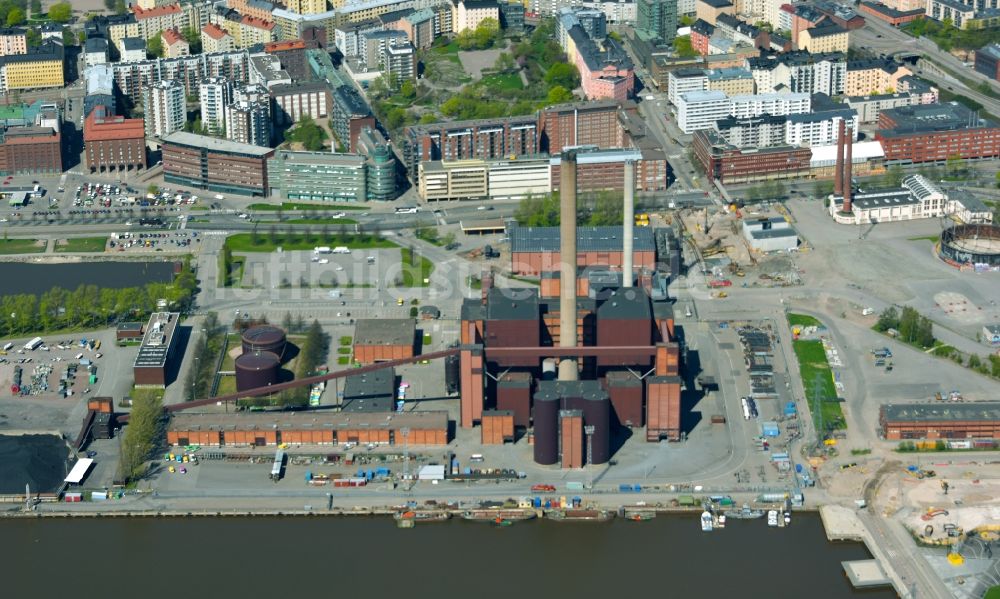 Helsinki aus der Vogelperspektive: Kraftwerksanlagen des Kohle- Heizkraftwerkes Helen in Helsinki in Finnland