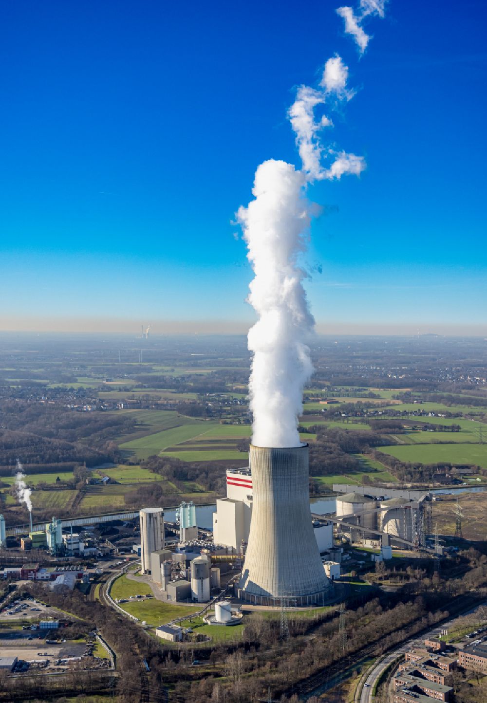 Lünen aus der Vogelperspektive: Kraftwerksanlagen des Kohle- Heizkraftwerkes Kohlekraftwerk in Lünen im Bundesland Nordrhein-Westfalen - NRW, Deutschland