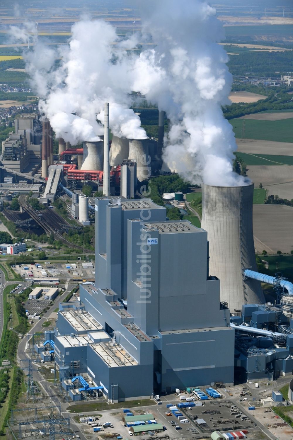 Grevenbroich von oben - Kraftwerksanlagen des Kohle- Heizkraftwerkes RWE Power AG Kraftwerk Neurath in Grevenbroich im Bundesland Nordrhein-Westfalen, Deutschland