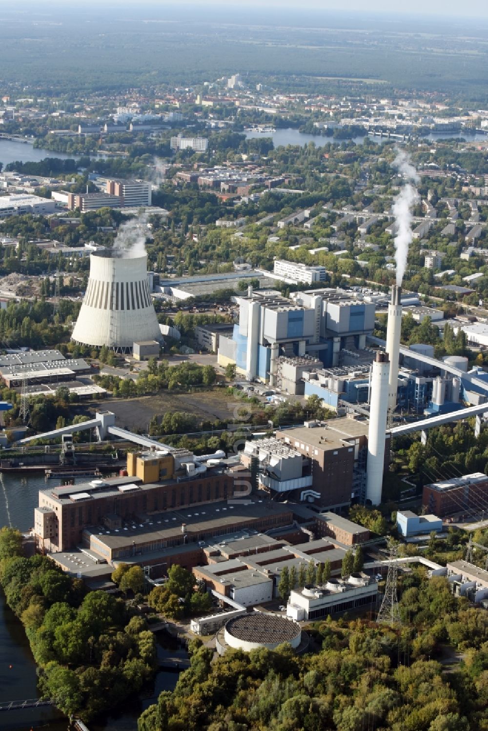 Luftaufnahme Berlin - Kraftwerksanlagen des Kraftwerk Reuter West in Berlin