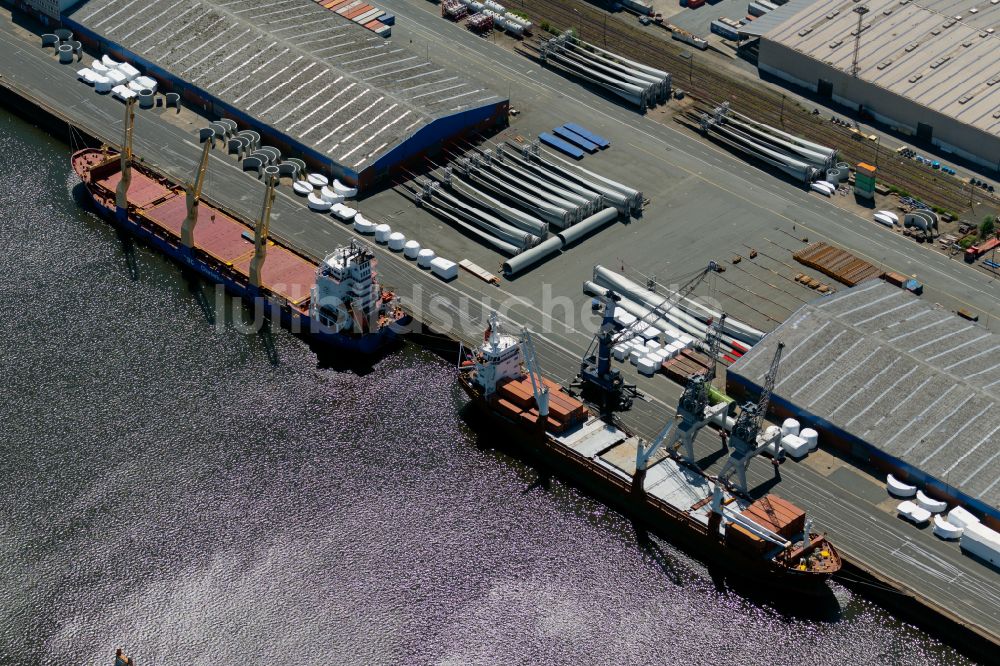 Bremen aus der Vogelperspektive: Kranschiff ankernd am Offshore-Terminal Bremerhaven im Hafen in Bremen, Deutschland