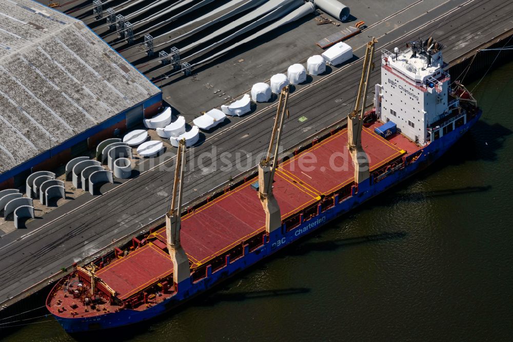 Luftaufnahme Bremen - Kranschiff ankernd am Offshore-Terminal Bremerhaven im Hafen in Bremen, Deutschland