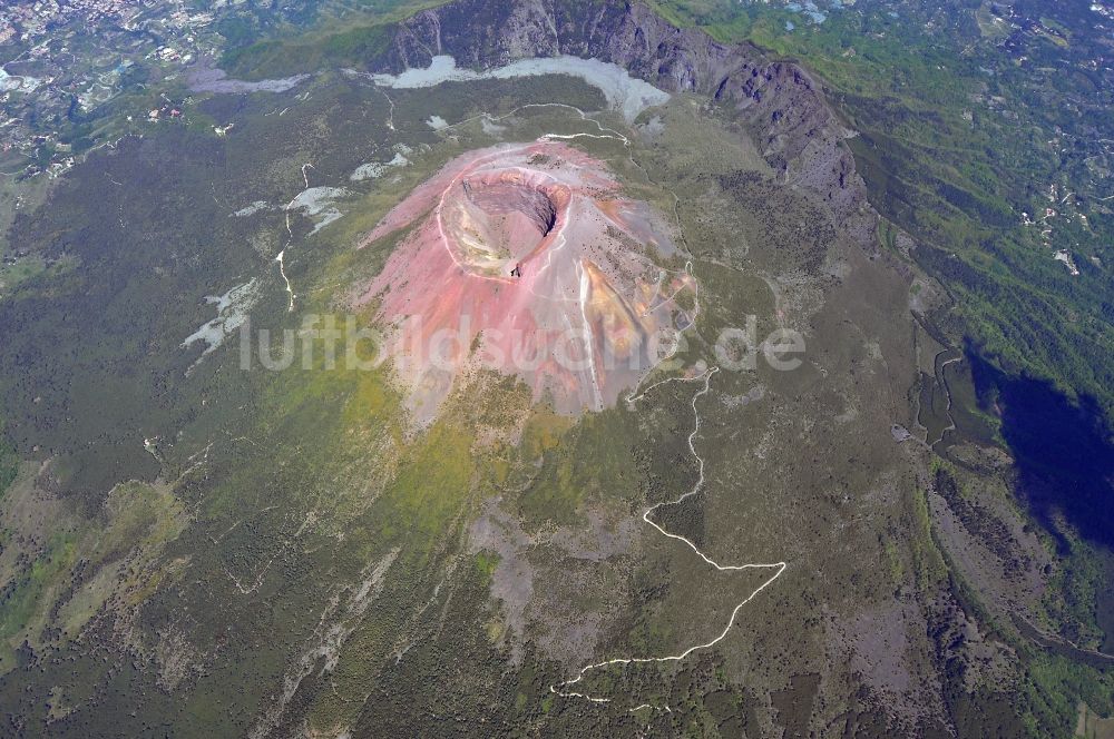 Neapel aus der Vogelperspektive: Krater im Naturschutzgebiet / Reservat am Vulkan Vesuv bei Neapel in Italien