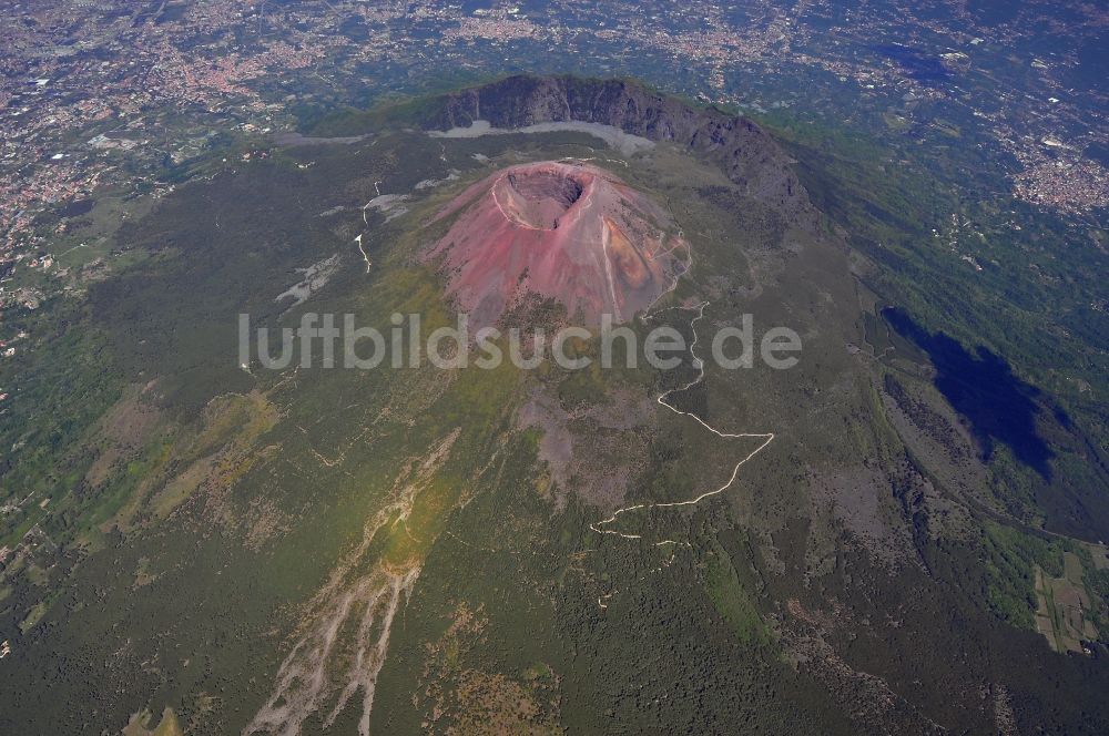 Luftbild Neapel - Krater im Naturschutzgebiet / Reservat am Vulkan Vesuv bei Neapel in Italien
