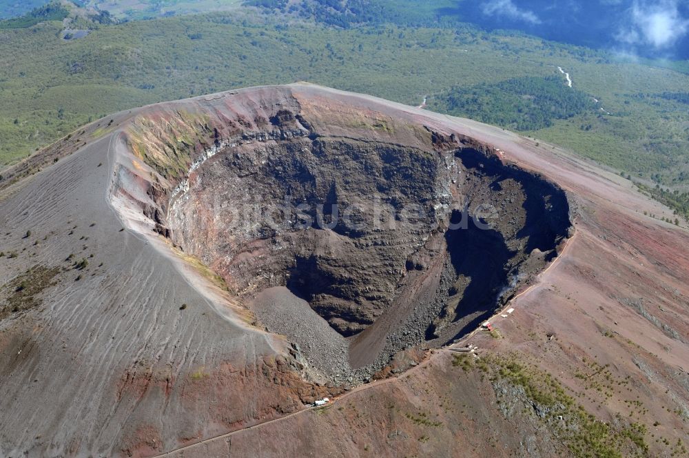 Neapel aus der Vogelperspektive: Krater im Naturschutzgebiet / Reservat am Vulkan Vesuv bei Neapel in Italien