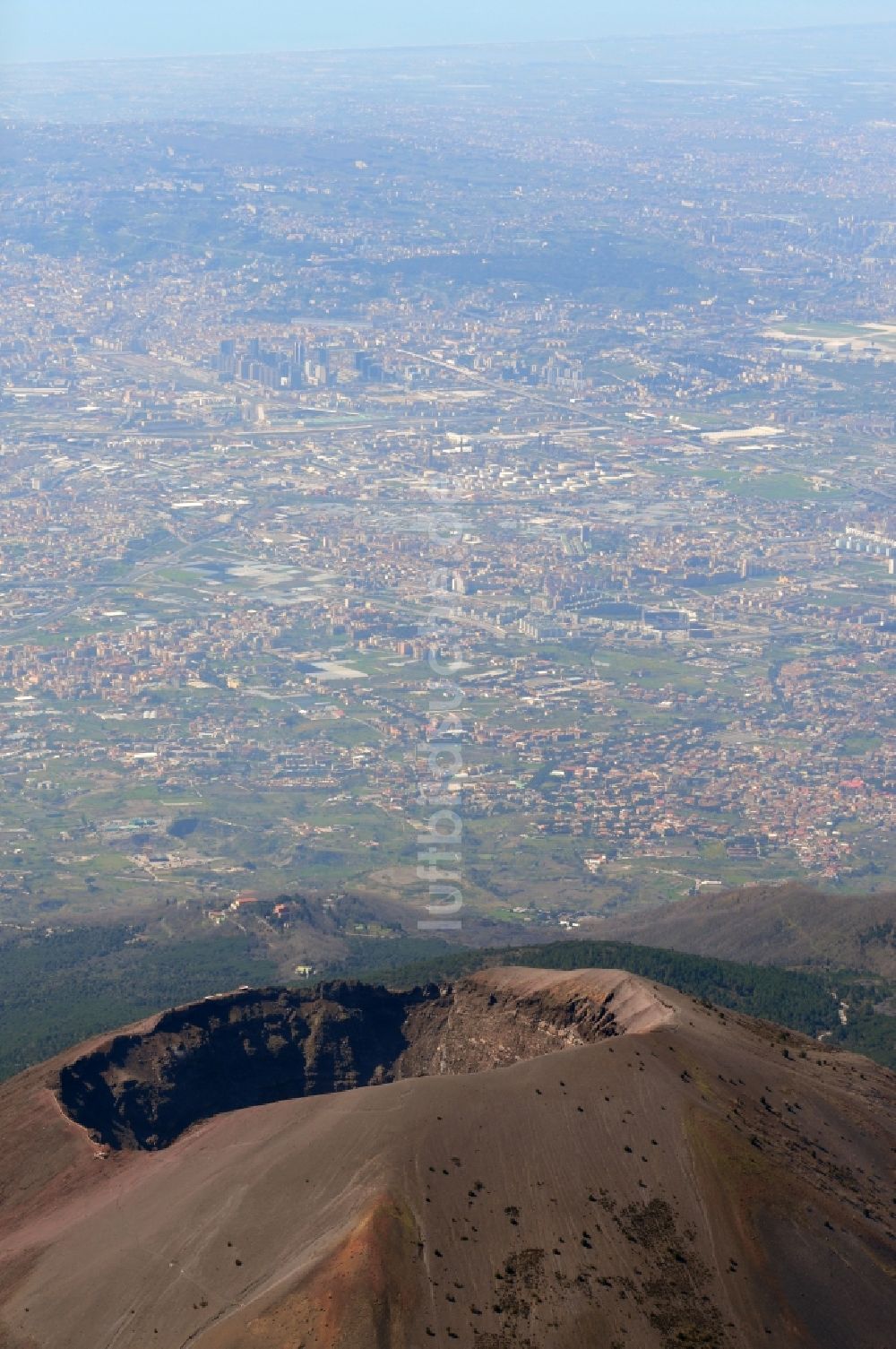Neapel von oben - Krater im Naturschutzgebiet / Reservat am Vulkan Vesuv bei Neapel in Italien