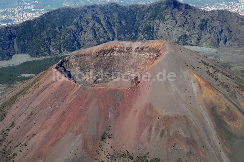 Luftbild Neapel - Krater im Naturschutzgebiet / Reservat am Vulkan Vesuv bei Neapel in Italien