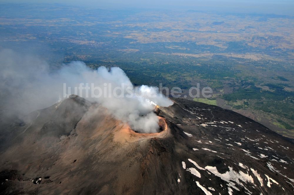 Ätna von oben - Krater des Vulkan Ätna auf Sizilien in Italien