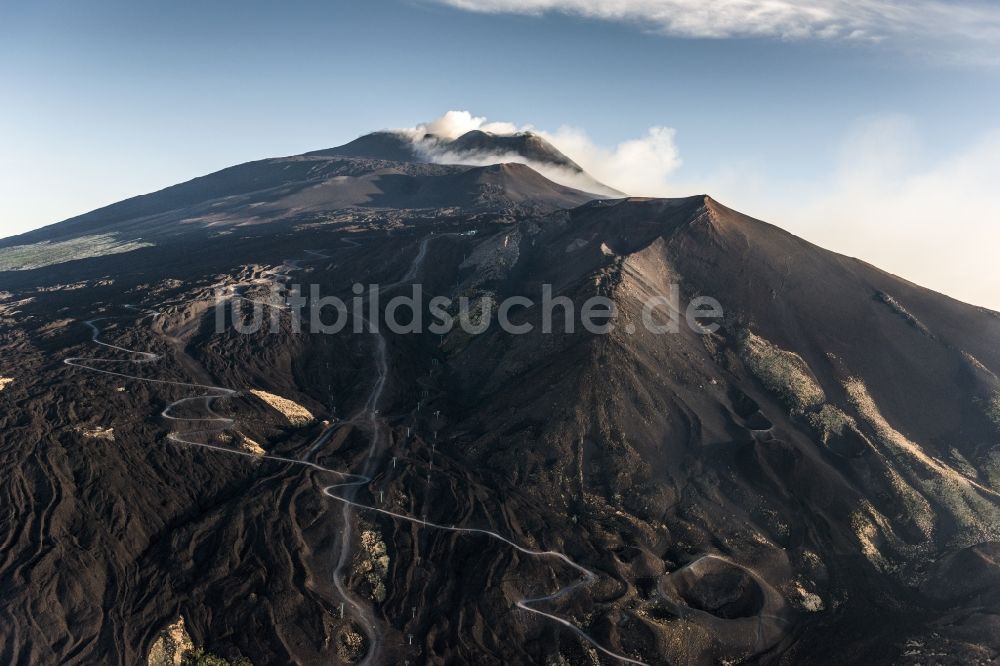 Bronte von oben - Krater des Vulkan Ätna auf Sizilien in Italien