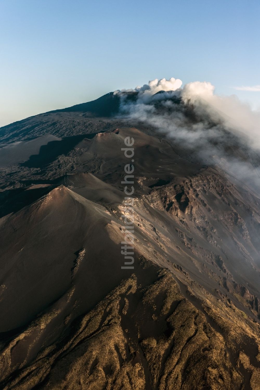 Bronte aus der Vogelperspektive: Krater des Vulkan Ätna auf Sizilien in Italien