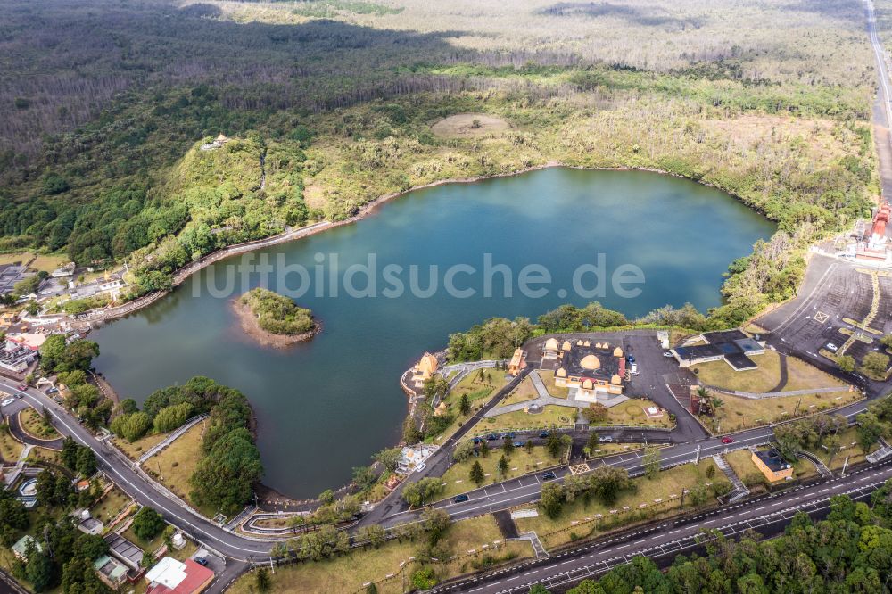 Luftaufnahme Bois Cheri - Kratersee Grand Bassin ist heiliger Hindu See im Bezirk Plaines Wilhelms auf der Insel Mauritius