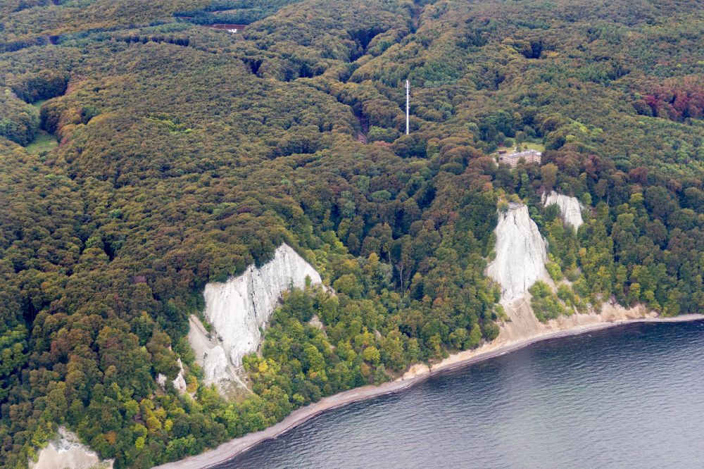 Luftaufnahme Sassnitz - Kreidefelsen- Küsten- Landschaft an der Steilküste der Ostsee am Nationalpark Jasmund in Sassnitz im Bundesland Mecklenburg-Vorpommern, Deutschland