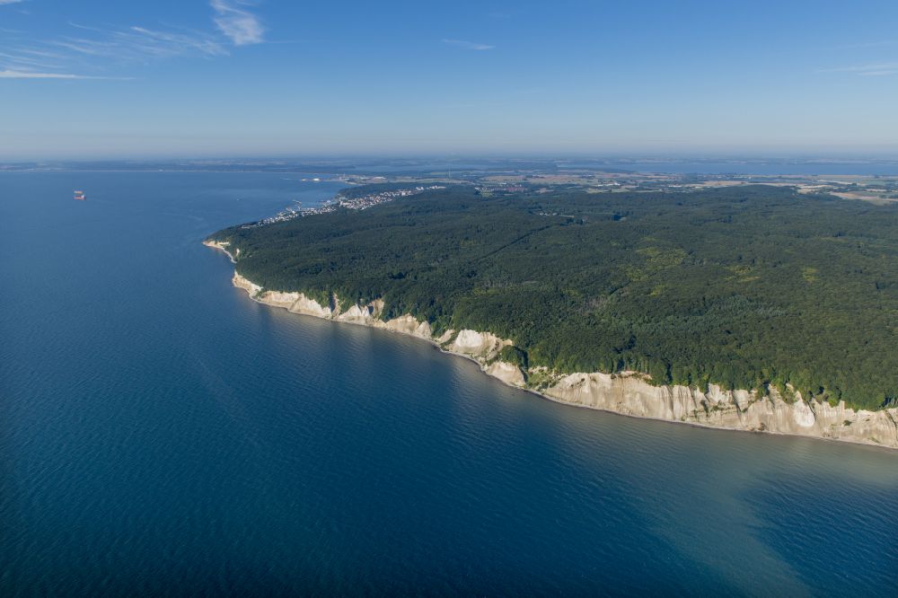 Luftbild Stubbenkammer - Kreidefelsen an der Steilküste der Ostsee in Stubbenkammer im Bundesland Mecklenburg-Vorpommern, Deutschland