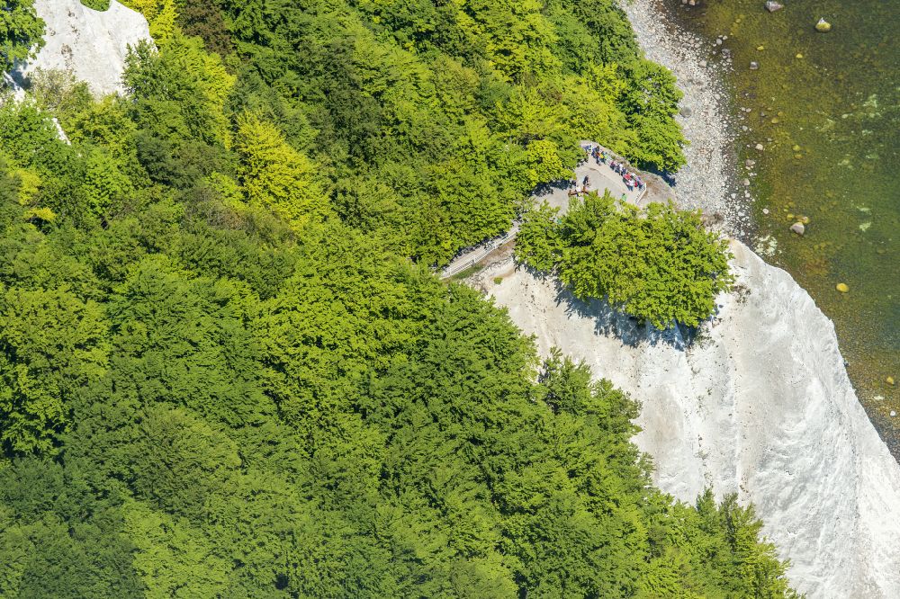 Luftaufnahme Stubbenkammer - Kreidefelsen an der Steilküste der Ostsee in Stubbenkammer im Bundesland Mecklenburg-Vorpommern, Deutschland