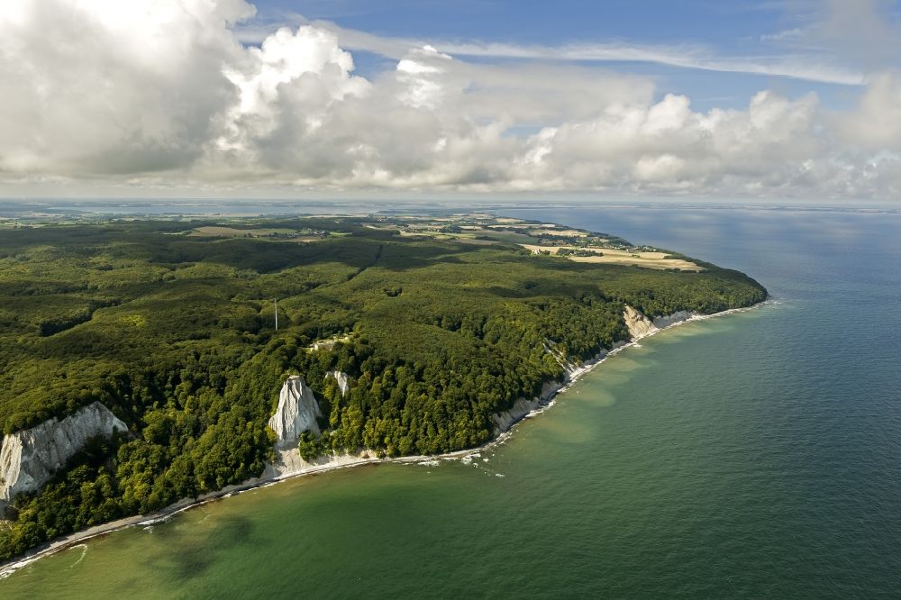 Luftaufnahme Sassnitz - Kreideküste im Nationalpark Jasmund bei Sassnitz auf der Insel Rügen in Mecklenburg-Vorpommern