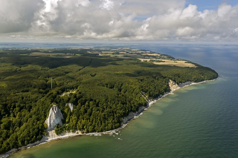 Sassnitz von oben - Kreideküste im Nationalpark Jasmund bei Sassnitz auf der Insel Rügen in Mecklenburg-Vorpommern