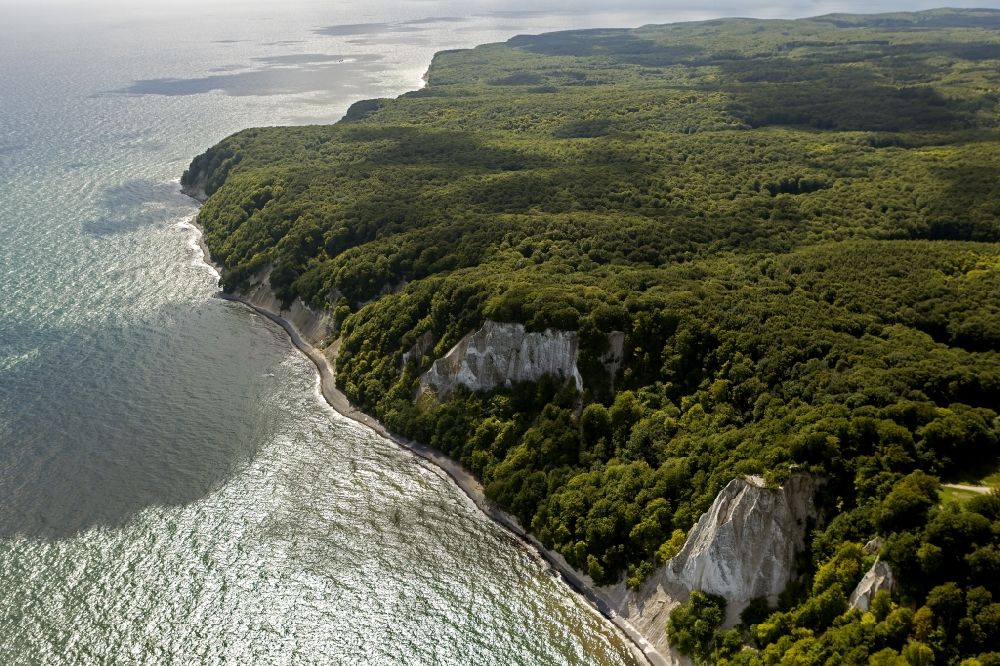 Luftaufnahme Sassnitz - Kreideküste im Nationalpark Jasmund bei Sassnitz auf der Insel Rügen in Mecklenburg-Vorpommern
