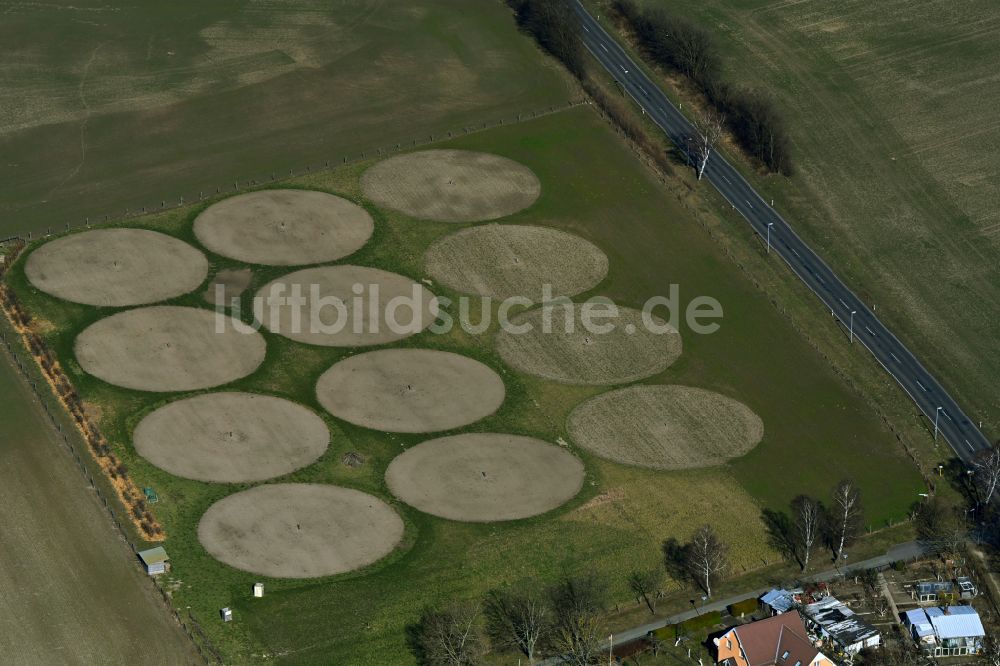 Eiche von oben - Kreis- Bewässerungsanlage auf landwirtschaftlichen Feldern Bauerngarten Ahrensfelde in Eiche im Bundesland Brandenburg, Deutschland